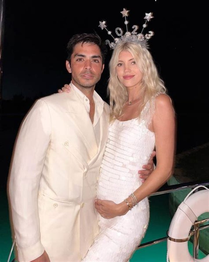 Mesmerizing Model: Devon Windsor's Alluring Presence