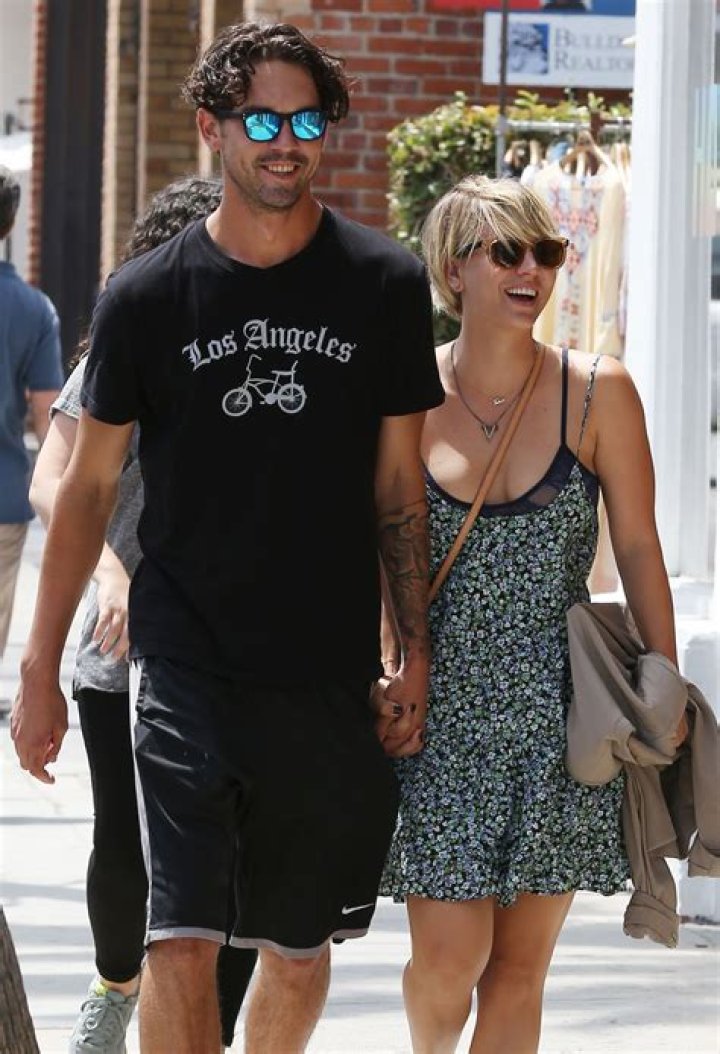 Kaley Cuoco At The Beach: Stunning Photoshoot!