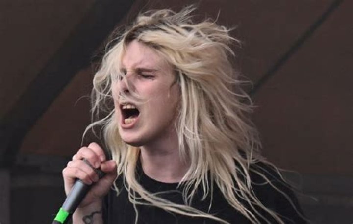 Discovering The Artistic World Of Laura Les