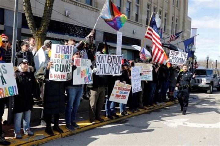 Yo La Tengo Shows Solidarity With Drag Performers In Tennessee